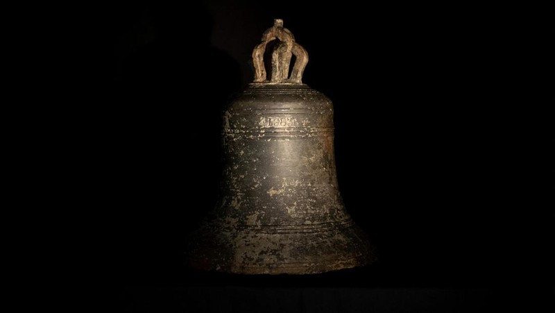 Brothers Julian Barnwell and Lincoln Barnwell measure a cannon underwater, from the shipwreck of HMS Gloucester, which sank 340 years ago while carrying King of England, James Stuart, and was discovered off the coast of Norfolk, Britain July 25, 2018. Norfolk Historic Shipwrecks/Handout via REUTERS    THIS IMAGE HAS BEEN SUPPLIED BY A THIRD PARTY. NO RESALES. NO ARCHIVES. MANDATORY CREDIT.