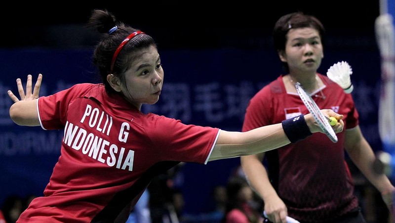 Indonesia's Greysia Polii, right, carries the Indonesian flag after defeating Germany's Brigit Overzier and Kathrin Piotrowski during their semi-final of the Uber Cup badminton championship match at Istora Senayan stadium in Jakarta, Indonesia, Thursday, May 15, 2008. (AP Photo/Firdia Lisnawati)