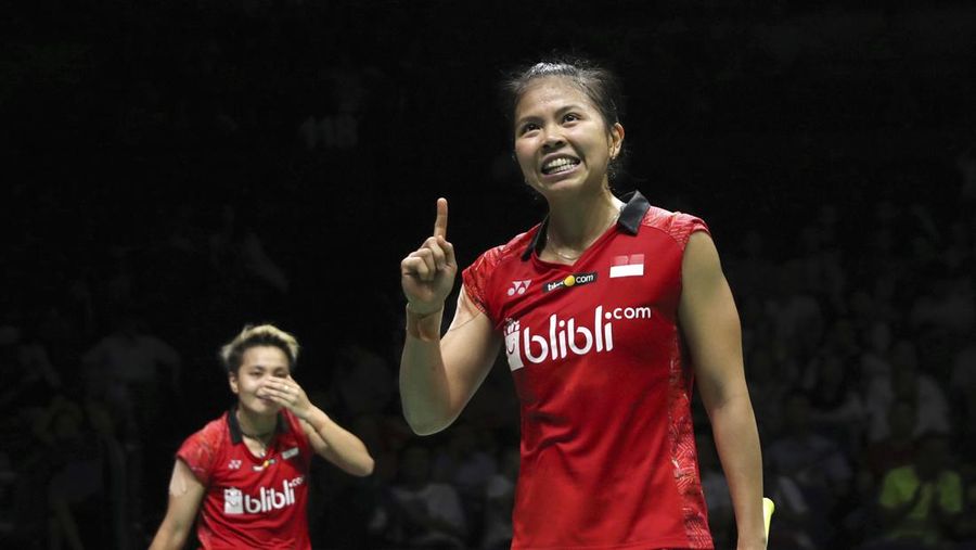 Indonesia's Greysia Polii, right, carries the Indonesian flag after defeating Germany's Brigit Overzier and Kathrin Piotrowski during their semi-final of the Uber Cup badminton championship match at Istora Senayan stadium in Jakarta, Indonesia, Thursday, May 15, 2008. (AP Photo/Firdia Lisnawati)