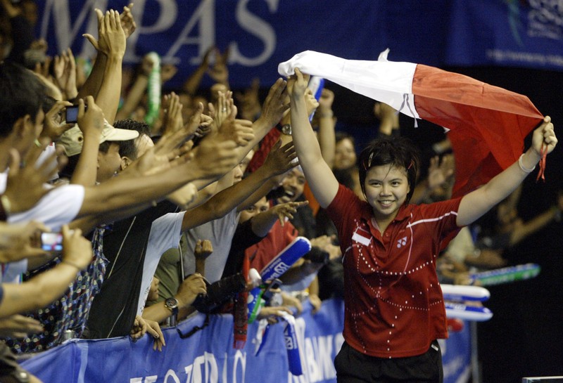 Indonesia Badminton Thomas Uber Cup Indonesia's Greysia Polii, right, carries the Indonesian flag after defeating Germany's Brigit Overzier and Kathrin Piotrowski during their semi-final of the Uber Cup badminton championship match at Istora Senayan stadium in Jakarta, Indonesia, Thursday, May 15, 2008. (AP Photo/Firdia Lisnawati)