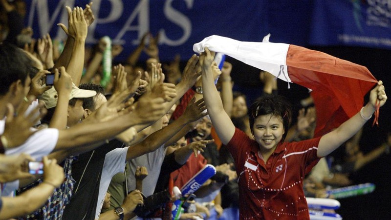 Indonesia's Greysia Polii, right, carries the Indonesian flag after defeating Germany's Brigit Overzier and Kathrin Piotrowski during their semi-final of the Uber Cup badminton championship match at Istora Senayan stadium in Jakarta, Indonesia, Thursday, May 15, 2008. (AP Photo/Firdia Lisnawati)