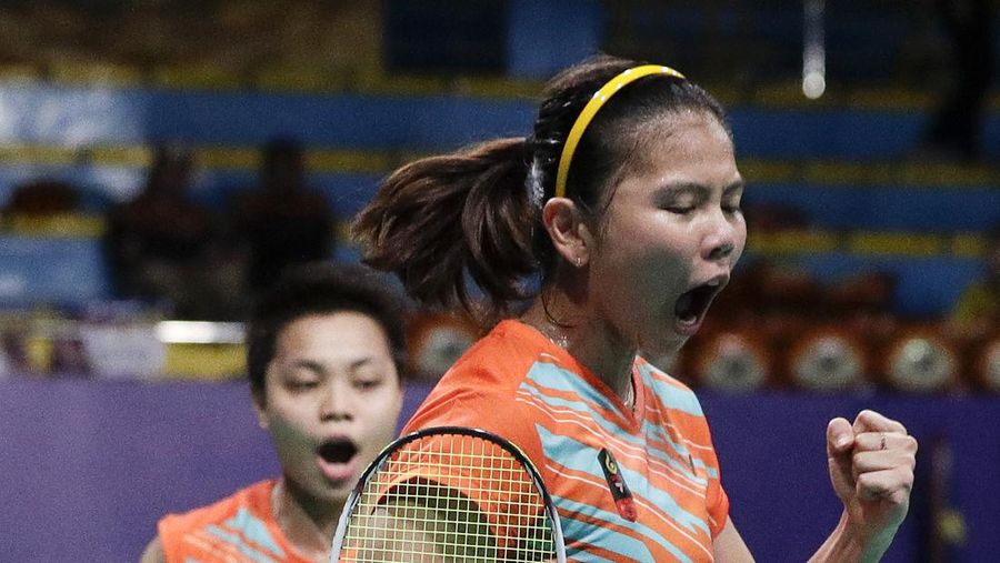 Indonesia's Greysia Polii, right, carries the Indonesian flag after defeating Germany's Brigit Overzier and Kathrin Piotrowski during their semi-final of the Uber Cup badminton championship match at Istora Senayan stadium in Jakarta, Indonesia, Thursday, May 15, 2008. (AP Photo/Firdia Lisnawati)