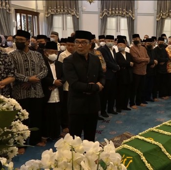 Momen Ridwan Kamil Pimpin Salat Jenazah Eril