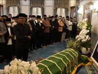 Momen Ridwan Kamil Pimpin Salat Jenazah Eril