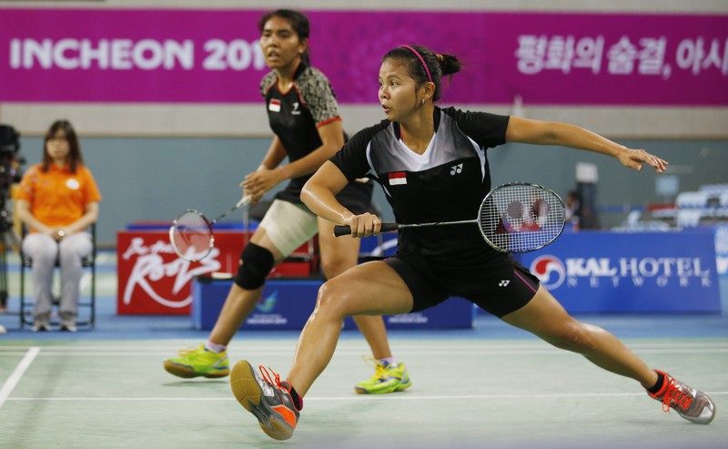 Indonesia's Greysia Polii, right, carries the Indonesian flag after defeating Germany's Brigit Overzier and Kathrin Piotrowski during their semi-final of the Uber Cup badminton championship match at Istora Senayan stadium in Jakarta, Indonesia, Thursday, May 15, 2008. (AP Photo/Firdia Lisnawati)
