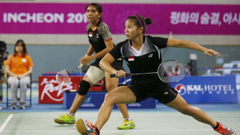 Indonesia's Greysia Polii, right, carries the Indonesian flag after defeating Germany's Brigit Overzier and Kathrin Piotrowski during their semi-final of the Uber Cup badminton championship match at Istora Senayan stadium in Jakarta, Indonesia, Thursday, May 15, 2008. (AP Photo/Firdia Lisnawati)