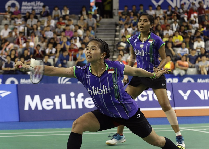 Indonesia's Greysia Polii, right, carries the Indonesian flag after defeating Germany's Brigit Overzier and Kathrin Piotrowski during their semi-final of the Uber Cup badminton championship match at Istora Senayan stadium in Jakarta, Indonesia, Thursday, May 15, 2008. (AP Photo/Firdia Lisnawati)