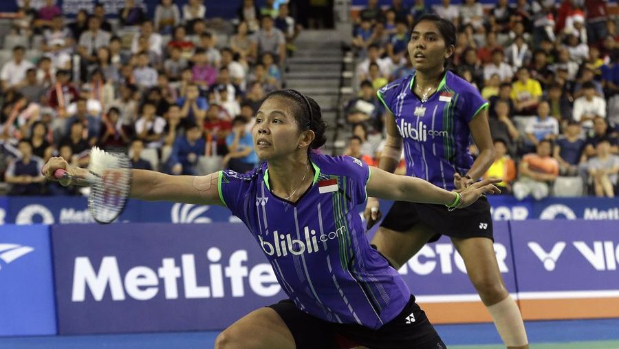 Indonesia's Greysia Polii, right, carries the Indonesian flag after defeating Germany's Brigit Overzier and Kathrin Piotrowski during their semi-final of the Uber Cup badminton championship match at Istora Senayan stadium in Jakarta, Indonesia, Thursday, May 15, 2008. (AP Photo/Firdia Lisnawati)