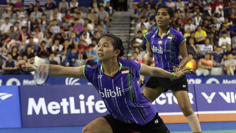 Indonesia's Greysia Polii, right, carries the Indonesian flag after defeating Germany's Brigit Overzier and Kathrin Piotrowski during their semi-final of the Uber Cup badminton championship match at Istora Senayan stadium in Jakarta, Indonesia, Thursday, May 15, 2008. (AP Photo/Firdia Lisnawati)