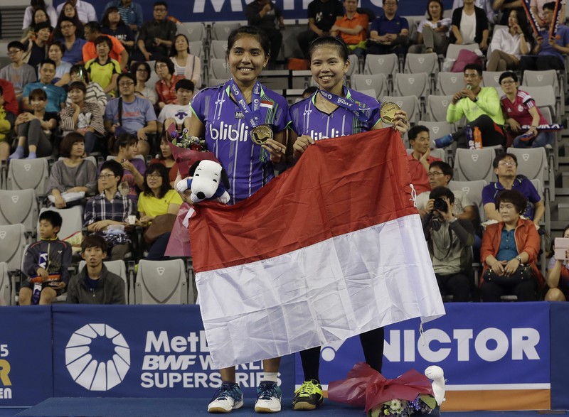 Indonesia's Greysia Polii, right, carries the Indonesian flag after defeating Germany's Brigit Overzier and Kathrin Piotrowski during their semi-final of the Uber Cup badminton championship match at Istora Senayan stadium in Jakarta, Indonesia, Thursday, May 15, 2008. (AP Photo/Firdia Lisnawati)