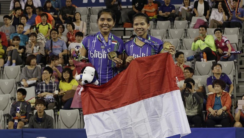 Indonesia's Greysia Polii, right, carries the Indonesian flag after defeating Germany's Brigit Overzier and Kathrin Piotrowski during their semi-final of the Uber Cup badminton championship match at Istora Senayan stadium in Jakarta, Indonesia, Thursday, May 15, 2008. (AP Photo/Firdia Lisnawati)