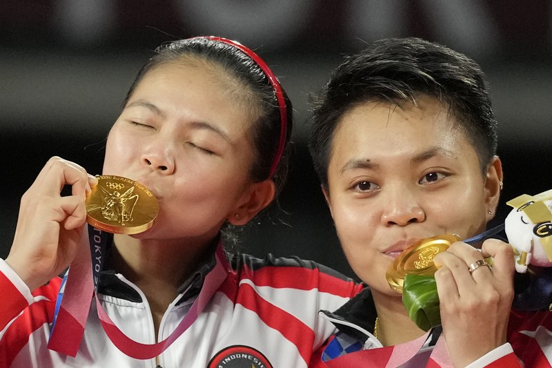 Indonesia Badminton Thomas Uber Cup Indonesia's Greysia Polii, right, carries the Indonesian flag after defeating Germany's Brigit Overzier and Kathrin Piotrowski during their semi-final of the Uber Cup badminton championship match at Istora Senayan stadium in Jakarta, Indonesia, Thursday, May 15, 2008. (AP Photo/Firdia Lisnawati)
