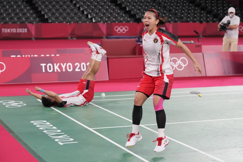 Indonesia Badminton Thomas Uber Cup Indonesia's Greysia Polii, right, carries the Indonesian flag after defeating Germany's Brigit Overzier and Kathrin Piotrowski during their semi-final of the Uber Cup badminton championship match at Istora Senayan stadium in Jakarta, Indonesia, Thursday, May 15, 2008. (AP Photo/Firdia Lisnawati)