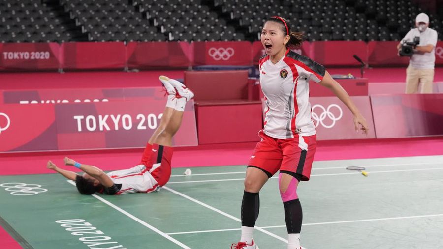 Indonesia's Greysia Polii, right, carries the Indonesian flag after defeating Germany's Brigit Overzier and Kathrin Piotrowski during their semi-final of the Uber Cup badminton championship match at Istora Senayan stadium in Jakarta, Indonesia, Thursday, May 15, 2008. (AP Photo/Firdia Lisnawati)