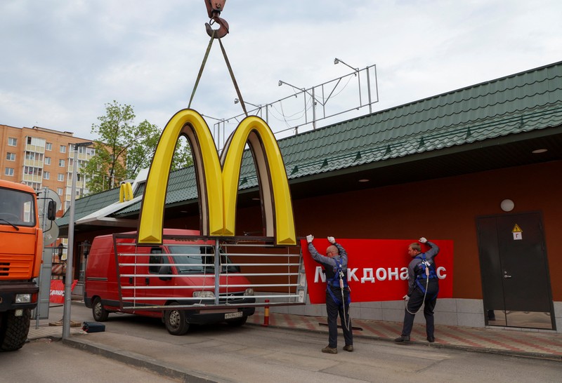 UKRAINE-CRISIS/RUSSIA-MCDONALD'S Workers use a crane to dismantle the McDonald's Golden Arches while removing the logo signage from a drive-through restaurant of McDonald's in the town of Kingisepp in the Leningrad region, Russia June 8, 2022. REUTERS/Anton Vaganov