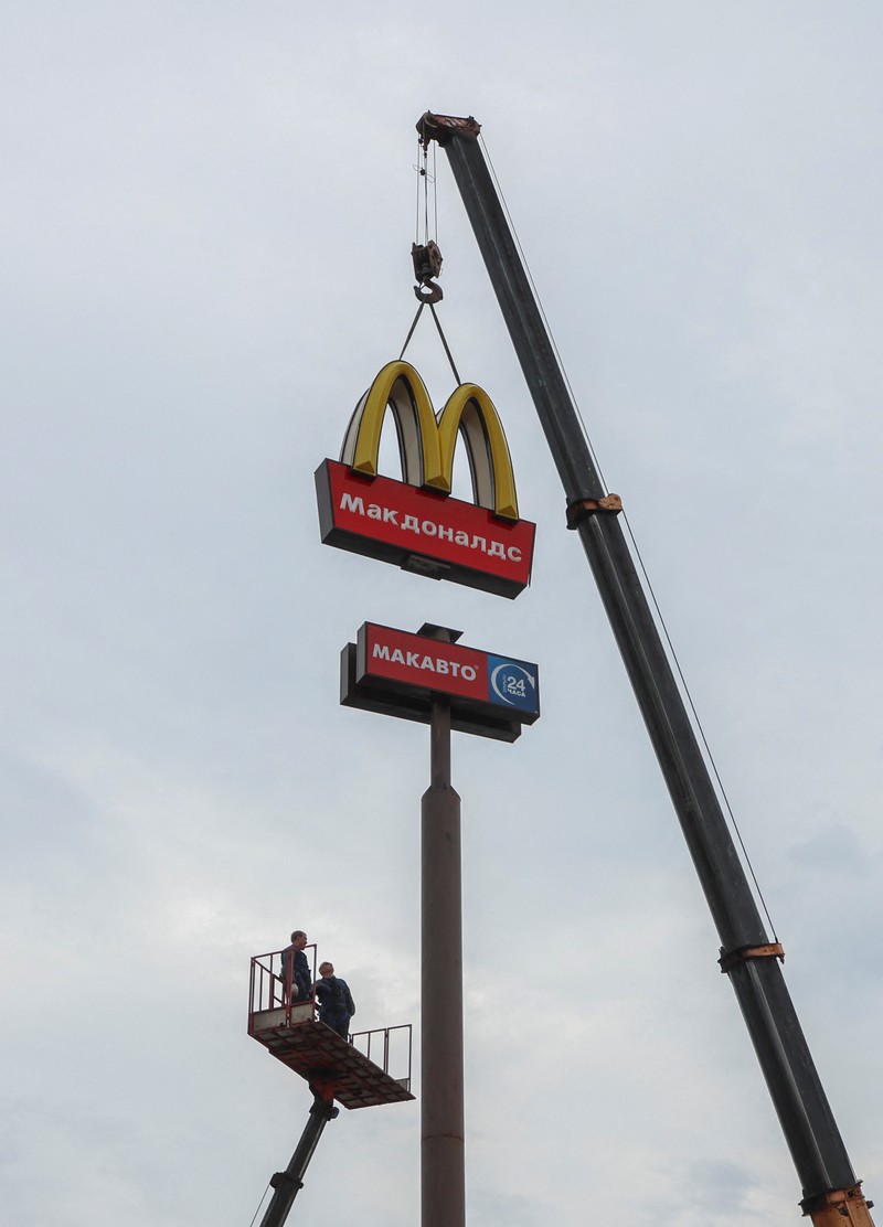 UKRAINE-CRISIS/RUSSIA-MCDONALD'S Workers use a crane to dismantle the McDonald's Golden Arches while removing the logo signage from a drive-through restaurant of McDonald's in the town of Kingisepp in the Leningrad region, Russia June 8, 2022. REUTERS/Anton Vaganov