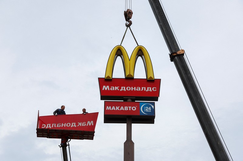 UKRAINE-CRISIS/RUSSIA-MCDONALD'S Workers use a crane to dismantle the McDonald's Golden Arches while removing the logo signage from a drive-through restaurant of McDonald's in the town of Kingisepp in the Leningrad region, Russia June 8, 2022. REUTERS/Anton Vaganov