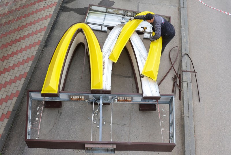 UKRAINE-CRISIS/RUSSIA-MCDONALD'S Workers use a crane to dismantle the McDonald's Golden Arches while removing the logo signage from a drive-through restaurant of McDonald's in the town of Kingisepp in the Leningrad region, Russia June 8, 2022. REUTERS/Anton Vaganov