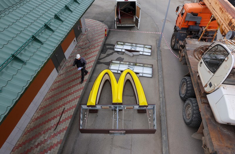 UKRAINE-CRISIS/RUSSIA-MCDONALD'S Workers use a crane to dismantle the McDonald's Golden Arches while removing the logo signage from a drive-through restaurant of McDonald's in the town of Kingisepp in the Leningrad region, Russia June 8, 2022. REUTERS/Anton Vaganov