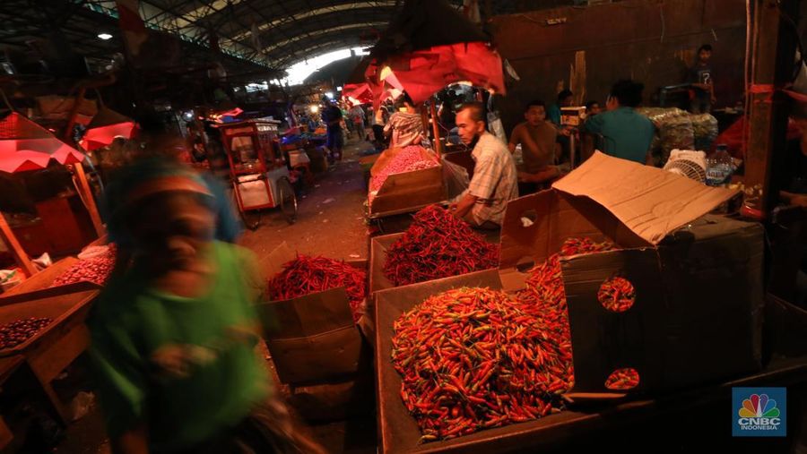 Cabai rawit merah di Pasar Induk Kramat Jati, Senin (13/6/2022). (CNBC Indonesia/ Tri Susilo)