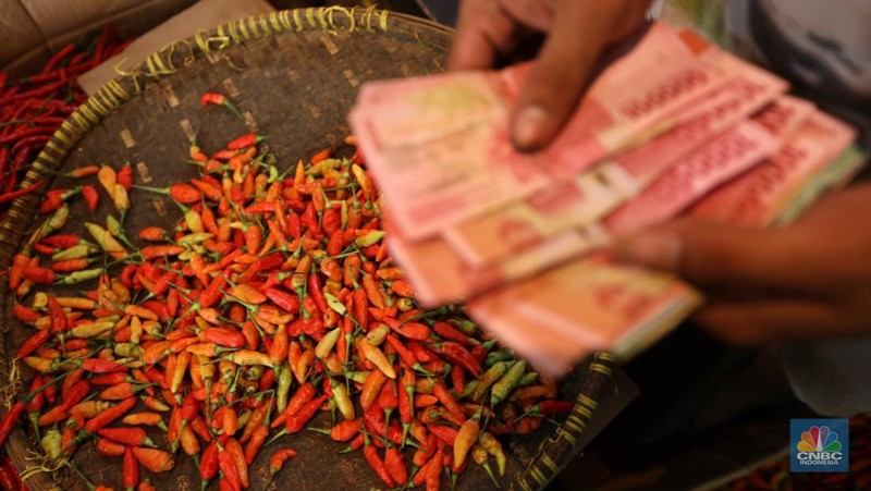 Cabai rawit merah di Pasar Induk Kramat Jati, Senin (13/6/2022). (CNBC Indonesia/ Tri Susilo)