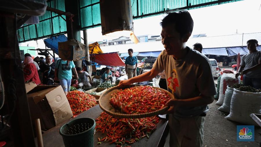 Cabai rawit merah di Pasar Induk Kramat Jati, Senin (13/6/2022). (CNBC Indonesia/ Tri Susilo)
