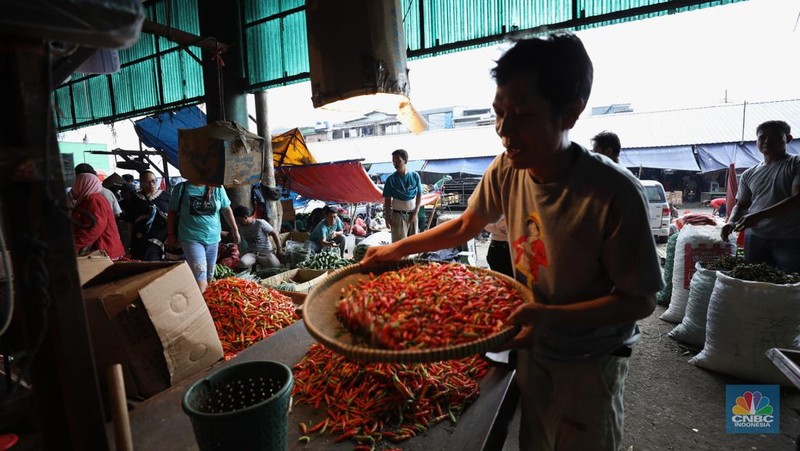 Cabai rawit merah di Pasar Induk Kramat Jati, Senin (13/6/2022). (CNBC Indonesia/ Tri Susilo)