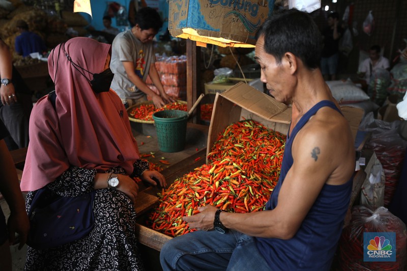 Cabai rawit merah di Pasar Induk Kramat Jati, Senin (13/6/2022). (CNBC Indonesia/ Tri Susilo)