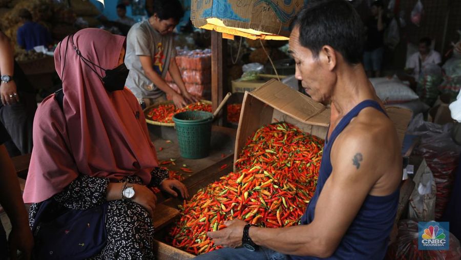 Cabai rawit merah di Pasar Induk Kramat Jati, Senin (13/6/2022). (CNBC Indonesia/ Tri Susilo)