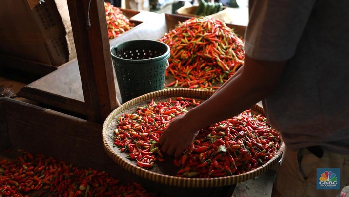 Cabai rawit merah Cabai rawit merah di Pasar Induk Kramat Jati, Senin (13/6/2022). (CNBC Indonesia/ Tri Susilo)