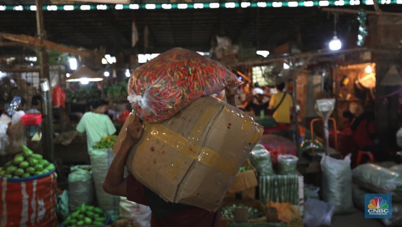 Cabai rawit merah di Pasar Induk Kramat Jati, Senin (13/6/2022). (CNBC Indonesia/ Tri Susilo)