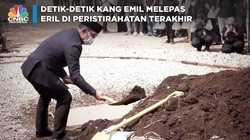 Detik-detik Kang Emil Melepas Eril di Peristirahatan Terakhir