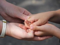 7 Cara Mudah Cabut Duri yang Menancap di Kulit Anak
