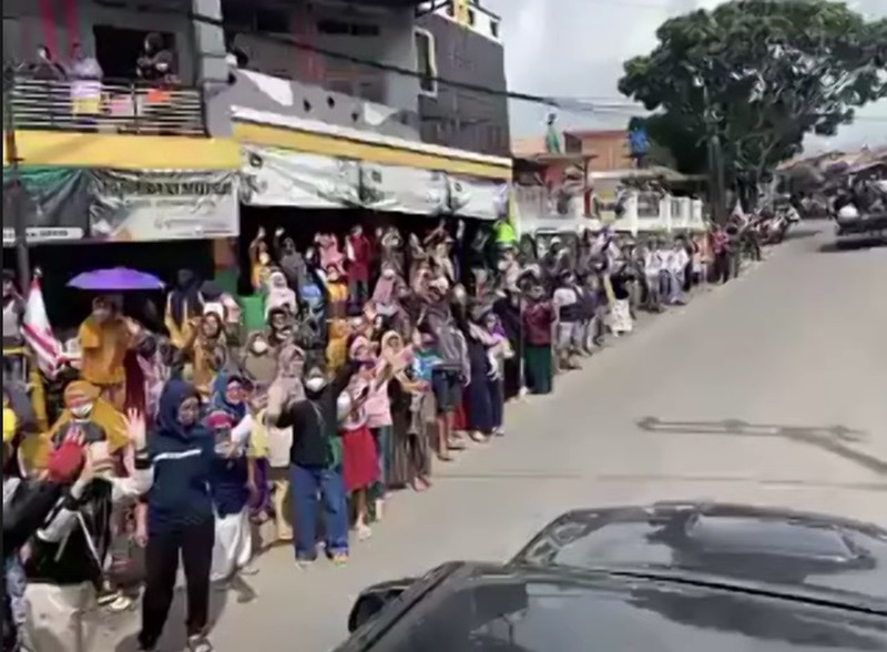 Jelang Prosesi Pemakaman Alm. Emmeril Kahn Mumtadz bin Mochamad Ridwan Kamil. Jelang Prosesi Pemakaman Alm. Emmeril Kahn Mumtadz bin Mochamad Ridwan Kamil. (Tangkapan Layar Youtube Humas Jabar)