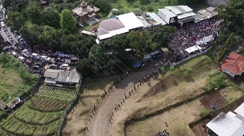 Jelang Prosesi Pemakaman Alm. Emmeril Kahn Mumtadz bin Mochamad Ridwan Kamil. Jelang Prosesi Pemakaman Alm. Emmeril Kahn Mumtadz bin Mochamad Ridwan Kamil. (Tangkapan Layar Youtube Humas Jabar)