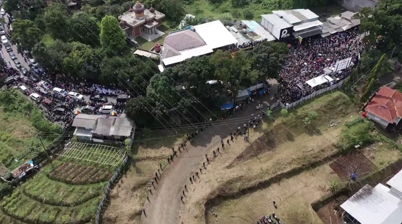 Jelang Prosesi Pemakaman Alm. Emmeril Kahn Mumtadz bin Mochamad Ridwan Kamil. (Tangkapan Layar Youtube Humas Jabar)