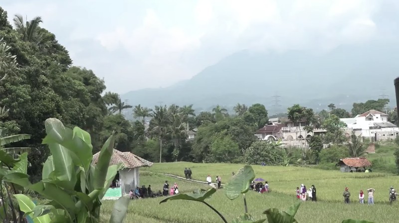 Jelang Prosesi Pemakaman Alm. Emmeril Kahn Mumtadz bin Mochamad Ridwan Kamil. Jelang Prosesi Pemakaman Alm. Emmeril Kahn Mumtadz bin Mochamad Ridwan Kamil. (Tangkapan Layar Youtube Humas Jabar)