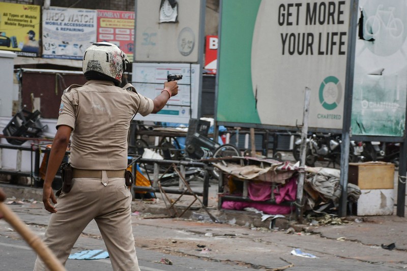 Sebuah buldoser menghancurkan rumah seorang pria Muslim yang dituduh otoritas negara bagian Uttar Pradesh terlibat dalam kerusuhan pekan lalu, yang meletus menyusul komentar tentang Nabi Muhammad oleh anggota Partai Bharatiya Janata (BJP) yang berkuasa di India, di Prayagraj, India, Minggu (12/6/2022). Pihak berwenang mengklaim rumah itu dibangun secara ilegal. (REUTERS/Ritesh Shukla)