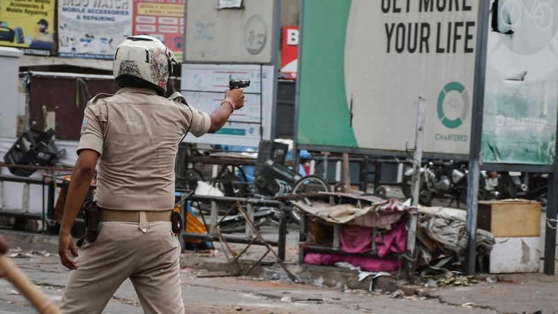 Sebuah buldoser menghancurkan rumah seorang pria Muslim yang dituduh otoritas negara bagian Uttar Pradesh terlibat dalam kerusuhan pekan lalu, yang meletus menyusul komentar tentang Nabi Muhammad oleh anggota Partai Bharatiya Janata (BJP) yang berkuasa di India, di Prayagraj, India, Minggu (12/6/2022). Pihak berwenang mengklaim rumah itu dibangun secara ilegal. (REUTERS/Ritesh Shukla)