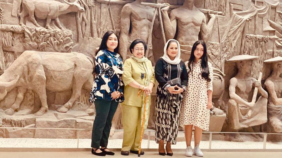 Ketua Umum PDI Perjuangan Megawati Soekarnoputri dan Menteri BUMN Erick Thohir mengunjungi pusat perbelanjaan Sarinah, Jalan MH Thamrin, Senin (13/6/2022). (Dok. PDI Perjuangan)