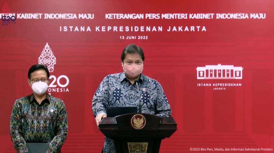 Menko Perekonomian Airlangga Hartarto dalam konfrensi PersTerkait Rapat Terbatas Evaluasi PPKM, Kantor Presiden, 13 Juni 2022.  (Tangkapan Layar Youtube Sekretariat Presiden)
