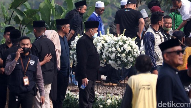 Pelayat di Lokasi Pemakaman Eril Pelayat di Lokasi Pemakaman Eril (detikcom/Wisma Putra)