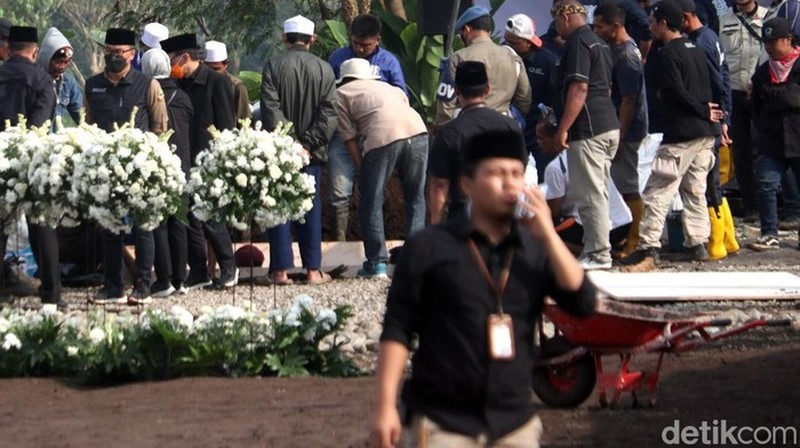 Pelayat di Lokasi Pemakaman Eril Pelayat di Lokasi Pemakaman Eril (detikcom/Wisma Putra)