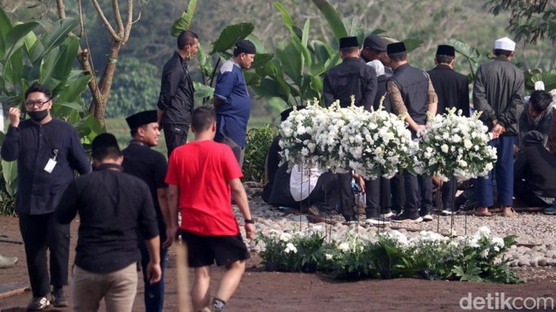 Pelayat di Lokasi Pemakaman Eril Pelayat di Lokasi Pemakaman Eril (detikcom/Wisma Putra)