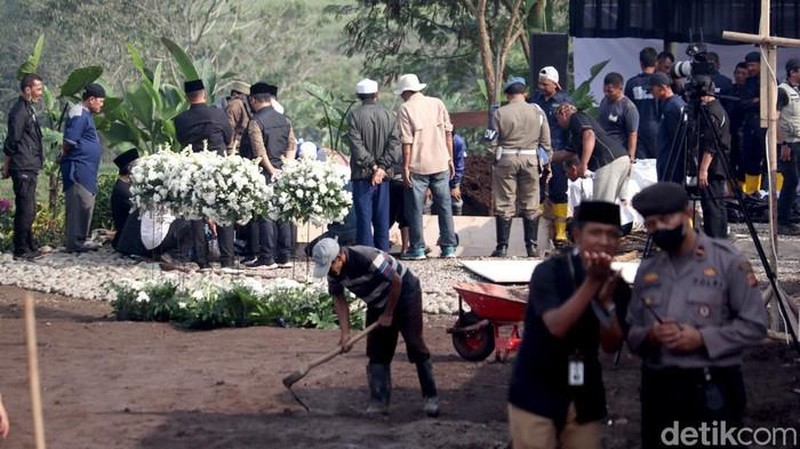 Pelayat di Lokasi Pemakaman Eril (detikcom/Wisma Putra)