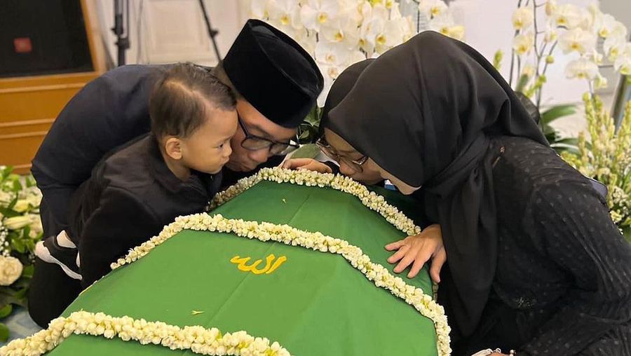 Pemakaman Alm. Emmeril Kahn Mumtadz bin Mochamad Ridwan Kamil. (Tangkapan Layar Instagram @ataliapr)