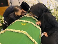 Cium Peti Eril, Atalia: Melepasmu dengan Keikhlasan
