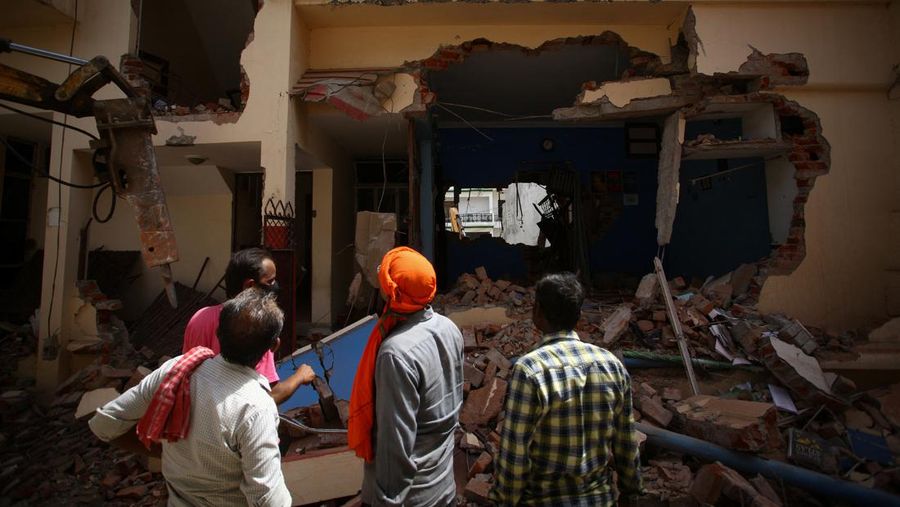 Sebuah buldoser menghancurkan rumah seorang pria Muslim yang dituduh otoritas negara bagian Uttar Pradesh terlibat dalam kerusuhan pekan lalu, yang meletus menyusul komentar tentang Nabi Muhammad oleh anggota Partai Bharatiya Janata (BJP) yang berkuasa di India, di Prayagraj, India, Minggu (12/6/2022). Pihak berwenang mengklaim rumah itu dibangun secara ilegal. (REUTERS/Ritesh Shukla)