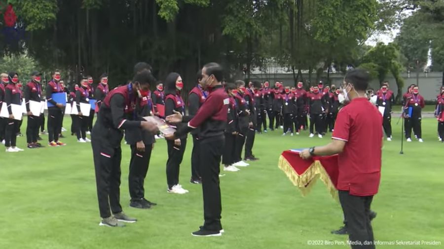 Presiden Joko Widodo Menerima Tim 31st Sea Games Vietnam 2021 Tahun 2022 di Istana Merdeka (Tangkapan Layar Youtube Sekretariat Presiden)