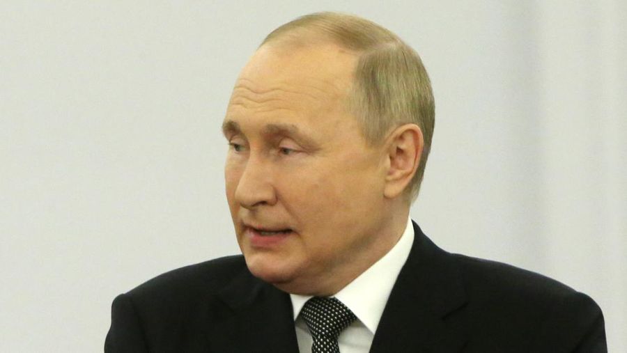 Presiden Rusia Vladimir Putin menghadiri Upacara Pemberian Penghargaan Negara di Istana Grand Kremlin di Moskow, Rusia, Minggu (12/6/2022). (Photo by Contributor/Getty Images)